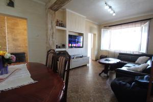 2bd Apt w Private Pool and City View "Keka"