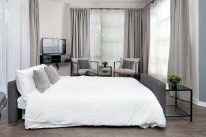 Uptown 1st Ward Corner Unit Superior 2BD Apt