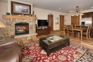 Premier 2 Bedroom Ski In, Ski Out Lone Eagle Condo With The Best Access To Skiing In Keystone