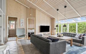 Beautiful Home In Juelsminde With Sauna