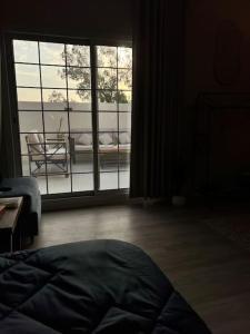 استديو أنيق بجلسة خارجية جميلة