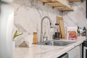 Convenient - Pet and Baby - Near Convention and Hospital