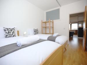 BS2 Lofts by N And N Stays Ltd, Great location Close to Cabot Circus, Centre and Hospital, perfect for workers, NHS and Contractors, Private Parking Avaialable