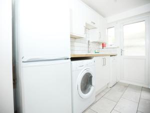 Kerry Croy - Lovely house, fantastic location with free parking, perfect for contractors and workers