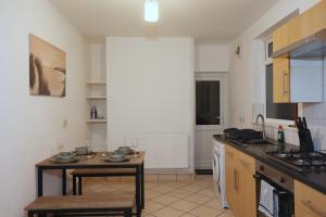 Mansfield House By N And N Stays Ltd,Perfect for contractors & Workers, Close to Principality stadium, Great Location, Free Parking