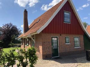 De Kastanje 5-persoons met overdekte lounge en hottub, barrelsauna, stoomsauna, ligbad, sunshower, wifi