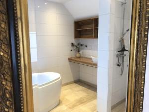 De Kastanje 5-persoons met overdekte lounge en hottub, barrelsauna, stoomsauna, ligbad, sunshower, wifi