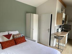 Studio vue piscine au calme près des vignes