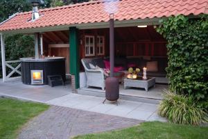 De Appelbloesem 6-persoons met overdekte hottub, barrelsauna, lounge, wifi