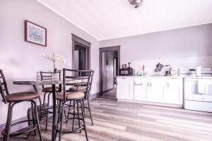 Large 11BR 4BA compound near Niagara Falls