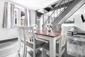 Large 11BR 4BA compound near Niagara Falls