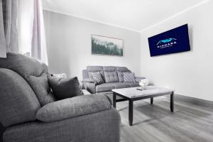 Large 11BR 4BA compound near Niagara Falls