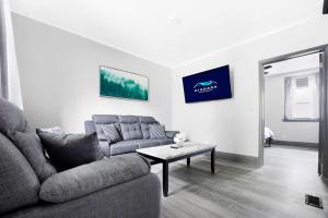 Large 11BR 4BA compound near Niagara Falls