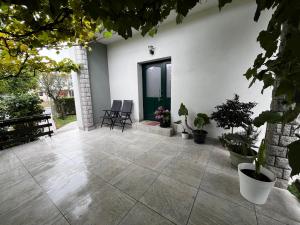 The Green Door Apartment 