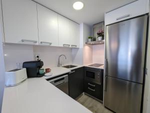 Moderno con piscina en LEstartit by Host&Joy