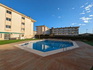 Moderno con piscina en LEstartit by Host&Joy