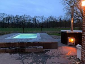 De Noteboom 6-persoons, verwarmd privé zwembad, hottub, overdekte lounge met haard, panorama sauna, sunshower, luxe, wifi