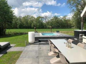 De Noteboom 6-persoons, verwarmd privé zwembad, hottub, overdekte lounge met haard, panorama sauna, sunshower, luxe, wifi