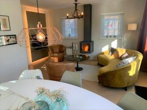 De Noteboom 6-persoons, verwarmd privé zwembad, hottub, overdekte lounge met haard, panorama sauna, sunshower, luxe, wifi