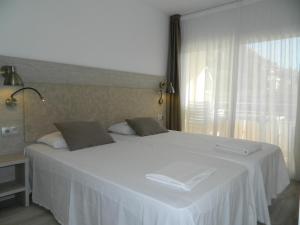 Moderno con piscina en LEstartit by Host&Joy