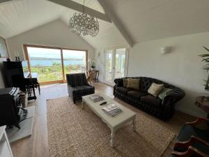 Pier Cottage with private water access to Colla Pier