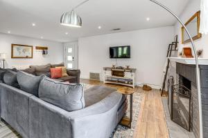 Outdoor Pool and Fire Pit Modern Austin Home