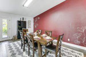 Outdoor Pool and Fire Pit Modern Austin Home