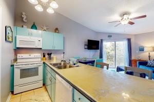 1BR Top-Floor Condo with Pool and Hot Tub