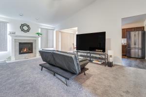 Michigan Home with Yard, 3 Mi to Detroit Airport - 3hvězdičkové hotely ve městě Romulus