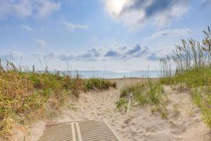 Condo with Patio and Resort Amenities in Fort Pierce!