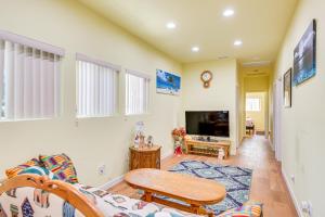 Pet-Friendly Los Angeles Duplex about 2 Mi to Dtwn!