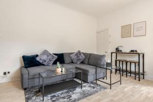 5min to Huddersfield Royal Infirmary Hospital