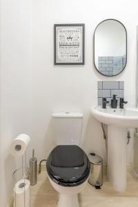 5min to Huddersfield Royal Infirmary Hospital