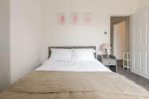 5min to Huddersfield Royal Infirmary Hospital