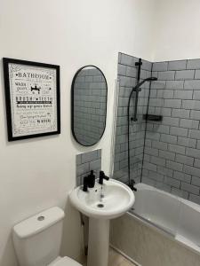 5min to Huddersfield Royal Infirmary Hospital