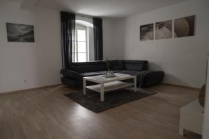 Beautiful Central City Apartment - 2BR, WIFI, Netflix & PS4