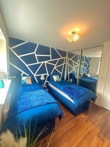 5 bedroom-9 beds- 3bathrooms- 2FREE parking spots