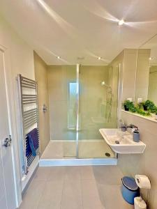 5 bedroom-9 beds- 3bathrooms- 2FREE parking spots