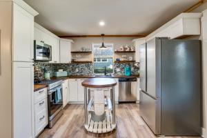 Pet-Friendly Granbury Home w Yard, Near Downtown!