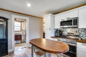 Pet-Friendly Granbury Home w Yard, Near Downtown!