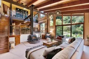 Mungari - A spectacular mud brick family home hidden in the rainforest near Berry - Beaumont