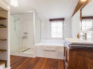 Maisons de vacances Maison avec piscine privee chauffee, proche plage a Pornic - FR-1-306-1284 : photos des chambres