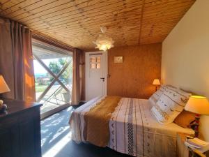 Maisons de vacances Charmant gite a Montbrison avec terrasse et jardin, parking, wifi - FR-1-496-329 : photos des chambres