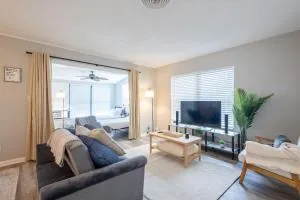 Coastal Escape - River, Beach, & Pool - Sleeps 11! - 布雷登顿