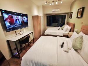 Air Residences-The House of Five 2Queen Bed
