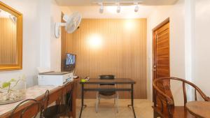 RedDoorz at Delorian Residences