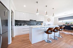 Bradford House - Sleek & Modern, Serene Escape