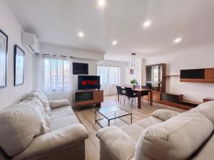 Lovely 3-Bedroom Apartment 15 Minutes from Beach