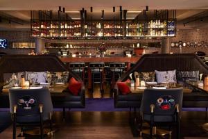 Luxury Melbourne CBD Apt in Iconic QT Building