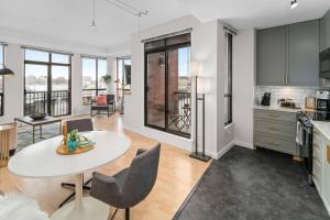 Waterfront Stay With Balcony And Bbq